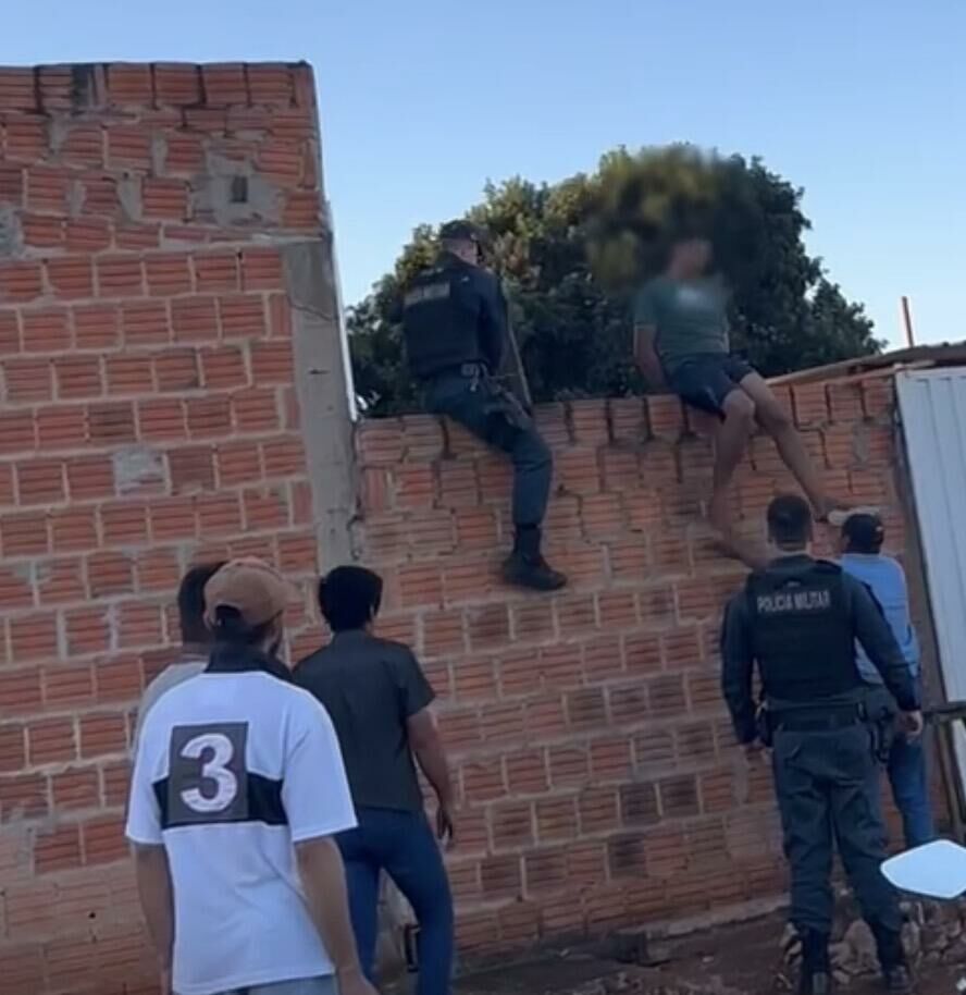 Imagem de compartilhamento para o artigo Homem invade casa, foge pulando muros, leva tiro de borracha e é preso em estacionamento da igreja de Costa Rica da MS Todo dia